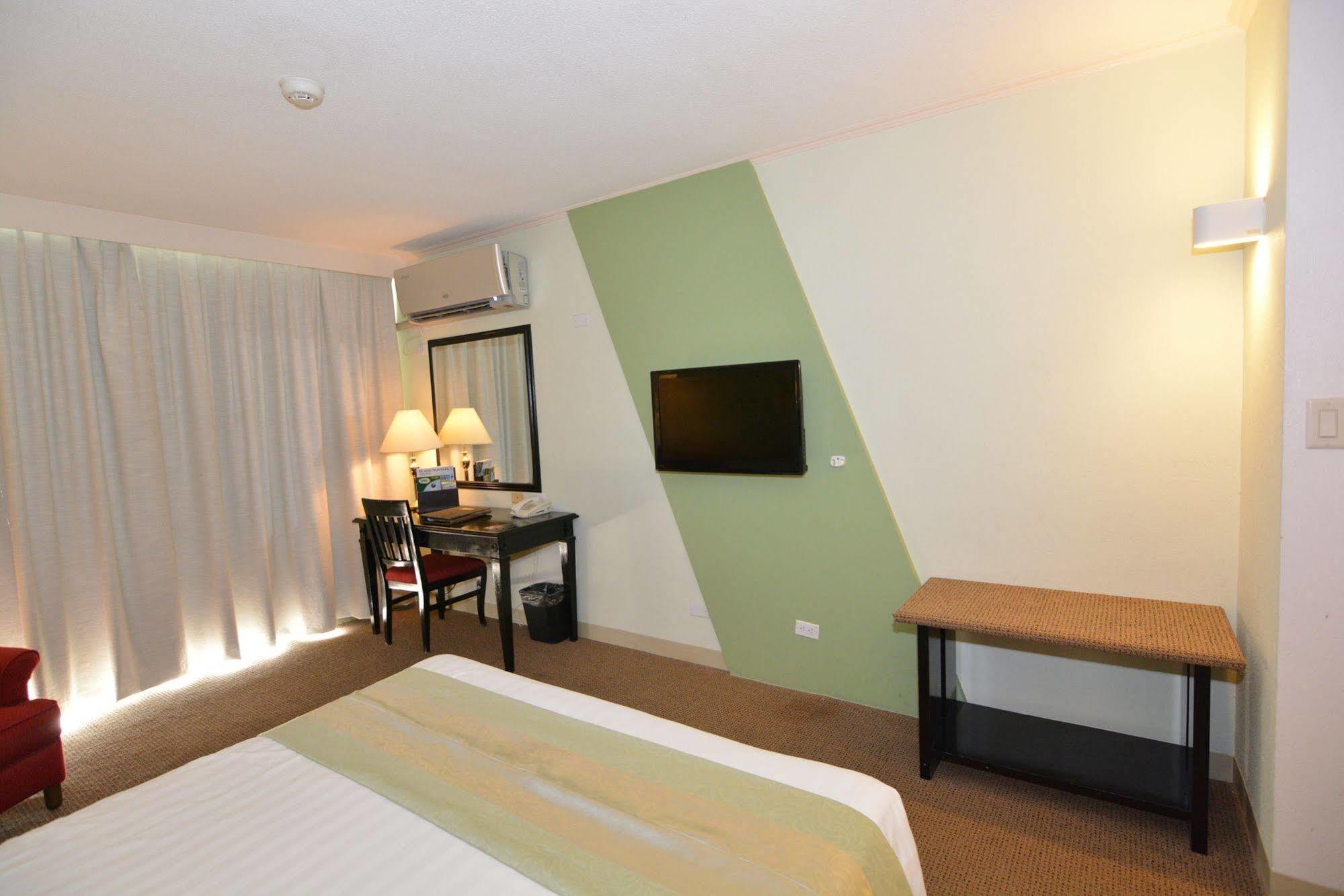 เซ็นทูรี่ โฮเต็ล ไซพาน Hotel การาปัน ภายนอก รูปภาพ